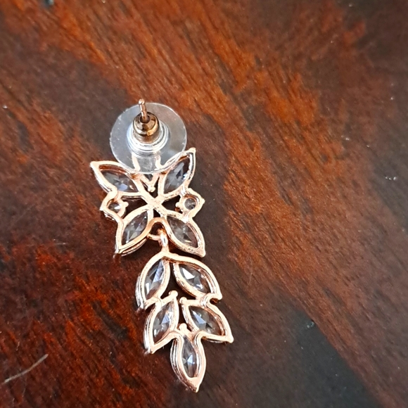 SweetV Earrings for Special Occasions in Rose Gold. - Picture 3 of 4